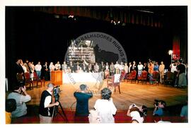 Tribunal Internacional dos Crimes do Latifúndio e da Política Governamental de Violação dos Direitos Humanos (Curitiba-PR, 02 mai. 2001) [fotografia] / Fotógrafo(a) : Douglas Mansur. -- Ref.: BR-SPMST_MST-SN-CIN_AMP_000135-001016-ACS.
