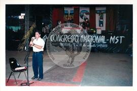 Congresso Nacional do MST, 4o (Distrito Federal (Brasil), 07 ago. 2000) [fotografia] / Fotógrafo(a) : Douglas Mansur ; Paula Reis ; João Zinclar. -- Ref.: BR-SPMST_MST-SN-CIN_AMP_000717-004650-CGR.