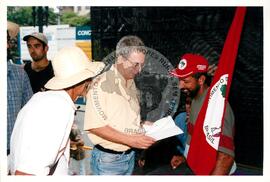 Mobilização para Marcha das Mulheres do acampamento "Terra sem males" do MST na Praça da Sé (São Paulo-SP, 08 mar. 2002) [fotografia] / Fotógrafo(a) : Arquivo MST. -- Ref.: BR-SPMST_MST-SN-CIN_AMP_000399-002292-AMT.