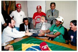 Chegada da Marcha Popular à Brasília (Brasília-DF, 07 out. 1999) [fotografia] / Fotógrafo(a) : Douglas Mansur. -- Ref.: BR-SPMST_MST-SN-CIN_AMP_001395-010956-MAC.