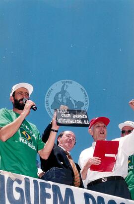 Chegada da Marcha Popular à Brasília (Brasília-DF, 07 out. 1999) [fotografia] / Fotógrafo(a) : Douglas Mansur. -- Ref.: BR-SPMST_MST-SN-CIN_AMP_001395-010967-MAC.