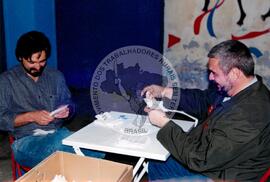 Apuração Plebiscito da ALCA na CMTC (São Paulo-SP, 08 set. 2002) [fotografia] / Fotógrafo(a) : Leticia Barqueta. -- Ref.: BR-SPMST_MST-SN-CIN_AMP_000401-002324-AMT.