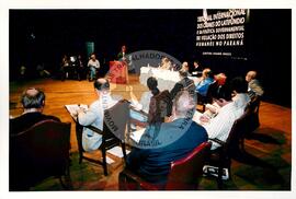 Tribunal Internacional dos Crimes do Latifúndio e da Política Governamental de Violação dos Direitos Humanos (Curitiba-PR, 02 mai. 2001) [fotografia] / Fotógrafo(a) : Douglas Mansur. -- Ref.: BR-SPMST_MST-SN-CIN_AMP_000134-000935-ACS.
