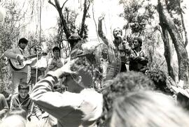 Protesto contra a violência da PM na "Fazenda Annoni" (Rio Grande do Sul, 19 out. 1986) [fotografia] / Fotógrafo(a) : Jussara Veron. -- Ref.: BR-SPMST_MST-SN-CIN_AMP_000454-002650-AMT.
