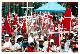 Mobilização para Marcha das Mulheres do acampamento "Terra sem males" do MST na Praça da Sé (São Paulo-SP, 08 mar. 2002) [fotografia] / Fotógrafo(a) : Arquivo MST. -- Ref.: BR-SPMST_MST-SN-CIN_AMP_000399-002270-AMT.