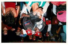 Mística de Abertura do Tribunal (Curitiba-PR, 02 mai. 2001) [fotografia] / Fotógrafo(a) : Douglas Mansur. -- Ref.: BR-SPMST_MST-SN-CIN_AMP_001917-014311-SJM.