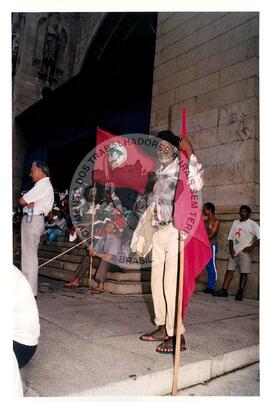 Marcha Sem Terra contra a prisão de 6 trabalhadores (São Paulo-SP, mar. 2000) [fotografia] / Fotógrafo(a) : Joaquim Duarte. -- Ref.: BR-SPMST_MST-SN-CIN_AMP_001426-011560-MAC.