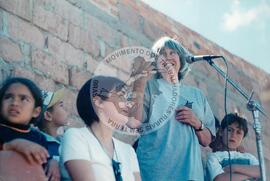 Visita de Joan Jara ao acampamento "Viamão" do MST (Rio Grande do Sul, [sem data]) [fotografia] / Fotógrafo(a) : Sara Feitosa. -- Ref.: BR-SPMST_MST-SN-CIN_AMP_000665-003734-ARV.