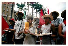 Mobilização para Marcha das Mulheres do acampamento "Terra sem males" do MST na Praça da Sé (São Paulo-SP, 08 mar. 2002) [fotografia] / Fotógrafo(a) : Arquivo MST. -- Ref.: BR-SPMST_MST-SN-CIN_AMP_000399-002267-AMT.
