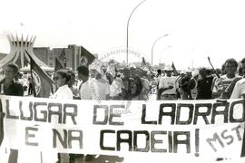 Mobilização Impeachment do Collor (Distrito Federal (Brasil), set. 1992) [fotografia] / Fotógrafo(a) : Douglas Mansur. -- Ref.: BR-SPMST_MST-SN-CIN_AMP_000573-003210-AMT.