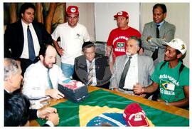 Chegada da Marcha Popular à Brasília (Brasília-DF, 07 out. 1999) [fotografia] / Fotógrafo(a) : Douglas Mansur. -- Ref.: BR-SPMST_MST-SN-CIN_AMP_001395-010957-MAC.