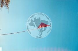 Mobilização em Brasília durante a Jornada Nacional "Acampamento Nacional Eldorado dos Carajás" (Brasília-DF, 03 set. 2001) [fotografia] / Fotógrafo(a) : Gildo Aguiar. -- Ref.: BR-SPMST_MST-SN-CIN_AMP_001918-014436-SJM.