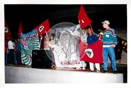 Encontro de Jovens do MST, na Ucicamp, 1o (Campinas-SP, 02 jul. 1999) [fotografia] / Fotógrafo(a) : Douglas Mansur. -- Ref.: BR-SPMST_MST-SN-CIN_AMP_000898-006377-ENJ.
