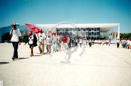Mobilização durante a Jornada Nacional (Brasília-DF, 03 set. 2001) [fotografia] / Fotógrafo(a) : Gildo Aguiar. -- Ref.: BR-SPMST_MST-SN-CIN_AMP_000585-003286-AMT.