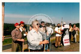 Inauguração do Monumento em homenagem a Antônio Tavares Pereira (Curitiba-PR, 01 mai. 2001) [fotografia] / Fotógrafo(a) : Douglas Mansur. -- Ref.: BR-SPMST_MST-SN-CIN_AMP_001025-007978-ELF.
