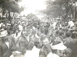 Manifestação (Paraná, [sem data]) [fotografia] / Fotógrafo(a) : Gilmar. -- Ref.: BR-SPMST_MST-SN-CIN_AMP_000438-002547-AMT.