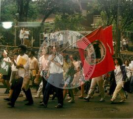 Passeata pela paz contra a Guerra do Golfo (São Paulo (Estado), fev. 1991) [fotografia] / Fotógrafo(a) : Arquivo MST. -- Ref.: BR-SPMST_MST-SN-CIN_AMP_000379-001987-AMT.