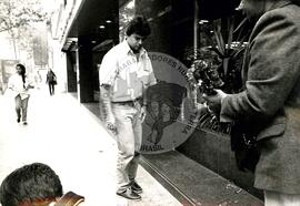 Ato em frente ao consulado brasileiro (Madri (Espanha), 24 abr. 1996) [fotografia] / Fotógrafo(a) : Arquivo MST. -- Ref.: BR-SPMST_MST-SN-CIN_AMP_001117-009207-RIT.