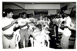 Grupo Oficina do MST presta homenagem ao embaixador de Cuba e Che Guevara (Distrito Federal (Brasil), 28 ago. 1997) [fotografia] / Fotógrafo(a) : Francisca Montejo. -- Ref.: BR-SPMST_MST-SN-CIN_AMP_000581-003233-AMT.