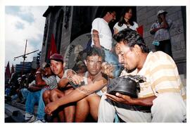 Marcha Sem Terra contra a prisão de 6 trabalhadores (São Paulo-SP, mar. 2000) [fotografia] / Fotógrafo(a) : Joaquim Duarte. -- Ref.: BR-SPMST_MST-SN-CIN_AMP_001426-011564-MAC.