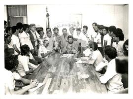 Posseiros em audiência com Dante de Oliveira (Distrito Federal (Brasil), 17 jun. 1986) [fotografia] / Fotógrafo(a) : Edson G. Silva. -- Ref.: BR-SPMST_MST-SN-CIN_AMP_000626-003525-ARV.