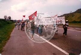 Caminhada (Promissão -SP, ago. 1992) [fotografia] / Fotógrafo(a) : Arquivo MST. -- Ref.: BR-SPMST_MST-SN-CIN_AMP_001420-011457-MAC.