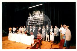 Tribunal Internacional dos Crimes do Latifúndio e da Política Governamental de Violação dos Direitos Humanos (Curitiba-PR, 02 mai. 2001) [fotografia] / Fotógrafo(a) : Douglas Mansur. -- Ref.: BR-SPMST_MST-SN-CIN_AMP_000135-001026-ACS.