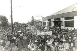 Manifestação Dia do Agricultor (Erechim-RS, 24 jul. 1987) [fotografia] / Fotógrafo(a) : Karine Emerich. -- Ref.: BR-SPMST_MST-SN-CIN_AMP_000456-002667-AMT.