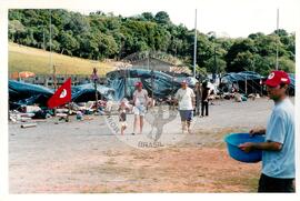 Acampamento "Parque Tropeiro" do MST (Curitiba-PR, 02 mai. 2001) [fotografia] / Fotógrafo(a) : Douglas Mansur. -- Ref.: BR-SPMST_MST-SN-CIN_AMP_000075-000626-ACP.