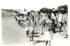 Caminhada Dourados a Campo Grande (Mato Grosso do Sul, 1993) [fotografia] / Fotógrafo(a) : Douglas Mansur. -- Ref.: BR-SPMST_MST-SN-CIN_AMP_001413-011437-MAC.