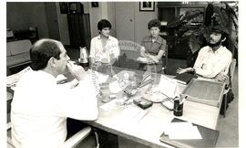 Presidente do INCRA Rubens Ilgenfritiz com a comissão do MST no assentamento "Fazenda Annoni" do MST (Rio Grande do Sul, ago. 1986) [fotografia] / Fotógrafo(a) : Eduardo Tavares. -- Ref.: BR-SPMST_MST-SN-CIN_AMP_000662-003717-ARV.