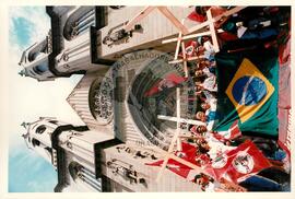 Mobilização (São Paulo-SP, 17 abr. 1988) [fotografia] / Fotógrafo(a) : Douglas Mansur. -- Ref.: BR-SPMST_MST-SN-CIN_AMP_000372-001850-AMT.