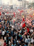 Manifestação pró Impechment - UNE E CUT (São Paulo (Estado), 25 ago. 1992) [fotografia] / Fotógrafo(a) : Juan Pezzeto. -- Ref.: BR-SPMST_MST-SN-CIN_AMP_000384-002085-AMT.