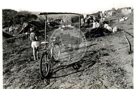 Acampamento "Palmeiras das Missões" do MST (Rio Grande do Sul, ago. 1991) [fotografia] / Fotógrafo(a) : Douglas Mansur. -- Ref.: BR-SPMST_MST-SN-CIN_AMP_000087-000686-ACP.