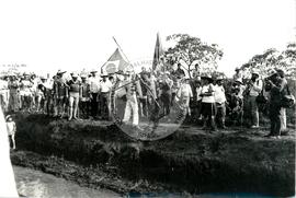 Protesto contra a violência da PM na "Fazenda Annoni" (Rio Grande do Sul, 02 out. 1986) [fotografia] / Fotógrafo(a) : Karine Emerich. -- Ref.: BR-SPMST_MST-SN-CIN_AMP_000452-002613-AMT.
