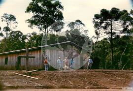 Assentamento "25 de Maio" do MST (Ponte Serrada-SC, fev. 1988) [fotografia] / Fotógrafo(a) : Arquivo MST. -- Ref.: BR-SPMST_MST-SN-CIN_AMP_000191-001378-ASS.