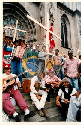 Mobilização (São Paulo-SP, 17 abr. 1988) [fotografia] / Fotógrafo(a) : Douglas Mansur. -- Ref.: BR-SPMST_MST-SN-CIN_AMP_000373-001939-AMT.