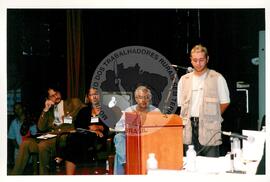 Tribunal Internacional dos Crimes do Latifúndio e da Política Governamental de Violação dos Direitos Humanos (Curitiba-PR, 02 mai. 2001) [fotografia] / Fotógrafo(a) : Douglas Mansur. -- Ref.: BR-SPMST_MST-SN-CIN_AMP_000134-000959-ACS.