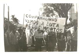 Enterro de Cibele Aparecida Manoel e Orlando Correia (Leme-SP, 12 jul. 1986) [fotografia] / Fotógrafo(a) : Tarcísio Geraldo Faria. -- Ref.: BR-SPMST_MST-SN-CIN_AMP_001778-012921-VPP.