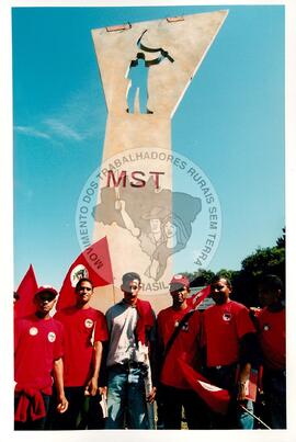 Inauguração do Monumento em homenagem a Antônio Tavares Pereira (Curitiba-PR, 01 mai. 2001) [fotografia] / Fotógrafo(a) : Douglas Mansur. -- Ref.: BR-SPMST_MST-SN-CIN_AMP_001027-008068-ELF.
