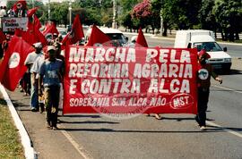 Entrega do resultado do plesbicito da ALCA atividades nacionais conjuntas (Distrito Federal (Brasil), 16 set. 2001) [fotografia] / Fotógrafo(a) : Gildo Aguiar. -- Ref.: BR-SPMST_MST-SN-CIN_AMP_000587-003347-AMT.