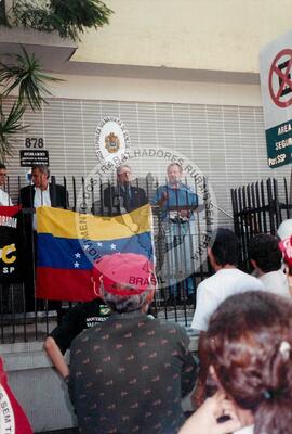 Manifestação em frente ao Consulado da Venezuela (São Paulo-SP, 15 abr. 2002) [fotografia] / Fotógrafo(a) : Arquivo MST. -- Ref.: BR-SPMST_MST-SN-CIN_AMP_000419-002490-AMT.