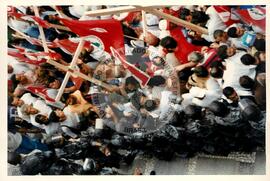 Mobilização (São Paulo-SP, 17 abr. 1988) [fotografia] / Fotógrafo(a) : Douglas Mansur. -- Ref.: BR-SPMST_MST-SN-CIN_AMP_000372-001845-AMT.