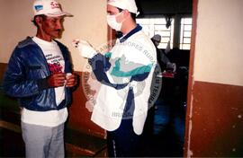 Assentamento "Reunidas" do MST - atendimento odontológico (Promissão-SP, 11 jul. 1998) [fotografia] / Fotógrafo(a) : Arquivo MST. -- Ref.: BR-SPMST_MST-SN-CIN_AMP_000349-001668-ASS.