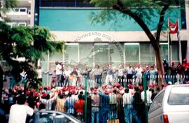 Mobilização no INCRA (São Paulo (Estado), 08 set. 1998) [fotografia] / Fotógrafo(a) : Arquivo JST. -- Ref.: BR-SPMST_MST-SN-CIN_AMP_000392-002158-AMT.