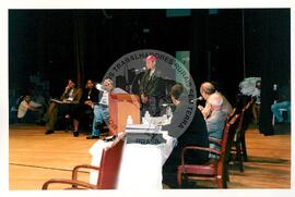 Tribunal Internacional dos Crimes do Latifúndio e da Política Governamental de Violação dos Direitos Humanos (Curitiba-PR, 02 mai. 2001) [fotografia] / Fotógrafo(a) : Douglas Mansur. -- Ref.: BR-SPMST_MST-SN-CIN_AMP_000134-000926-ACS.
