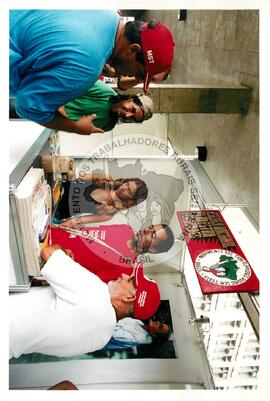 Semana Nacional de Cultura Brasileira e Reforma Agrária (Rio de Janeiro-RJ, 18 mar. 2002) [fotografia] / Fotógrafo(a) : Luciney Martins. -- Ref.: BR-SPMST_MST-SN-CIN_AMP_001820-013582-NDT.