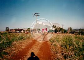Família assentada assentamento "Fazenda Vitória" do MST (Lindoeste-PR, 1986) [fotografia] / Fotógrafo(a) : Arquivo MST ; Renato. -- Ref.: BR-SPMST_MST-SN-CIN_AMP_000166-001173-ASS.