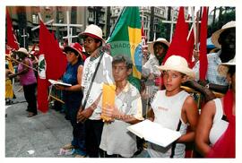Mobilização para Marcha das Mulheres do acampamento "Terra sem males" do MST na Praça da Sé (São Paulo-SP, 08 mar. 2002) [fotografia] / Fotógrafo(a) : Arquivo MST. -- Ref.: BR-SPMST_MST-SN-CIN_AMP_000399-002280-AMT.