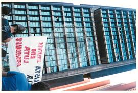 Manifestação contra a ALCA e o Imperialismo (São Paulo (Estado), jul. 2001) [fotografia] / Fotógrafo(a) : Leticia Barqueta. -- Ref.: BR-SPMST_MST-SN-CIN_AMP_000397-002223-AMT.